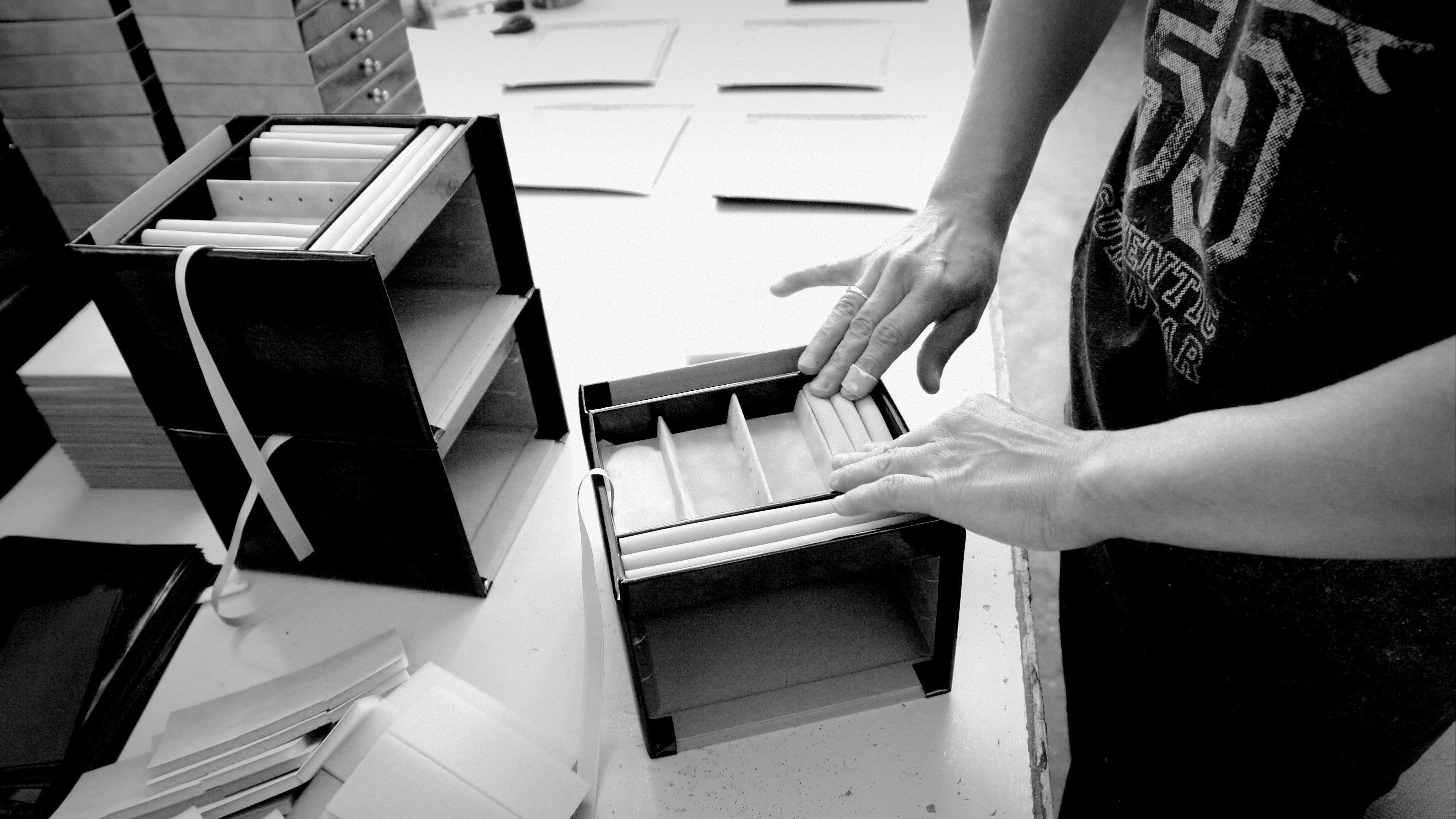 Zusammenbau von Hand eines Schmuckkoffers in der Manufaktur SACHER
